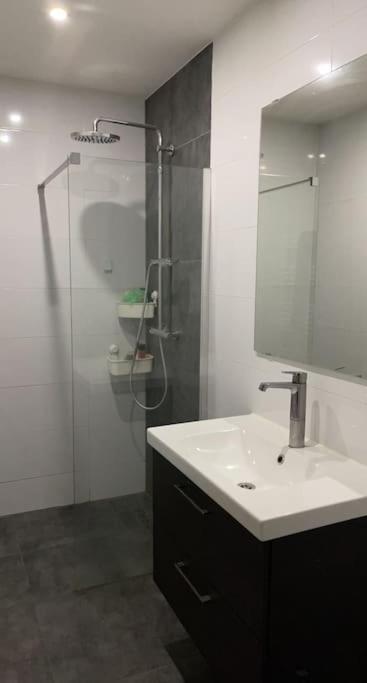 Lovely 1 Private Bedroom With Garden View Ротердам Екстериор снимка
